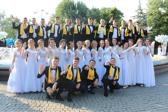 На фото: выпускники школ Павловского района на Губернаторском балу в Краснодаре