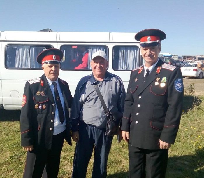 На фото: заместитель главы Н.П. Смирнов (слева) и участники фестиваля