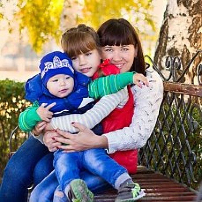 На фото: Нина Фенева с детьми