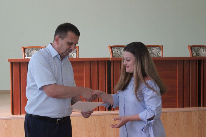 На фото: глава района Б.И. Зуев вручает молодым семьям Павловского района свидетельства о праве на получение социальной выплаты